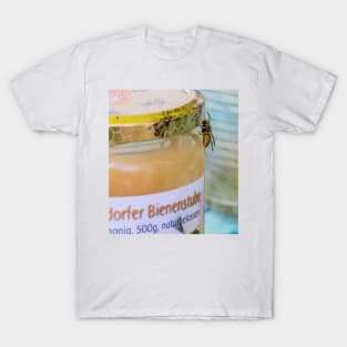 Wasp round a honeypot T-Shirt